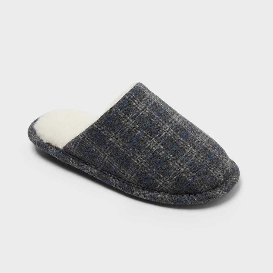 Kids Beldon scuff slippers with cozy faux fur lining on a white background